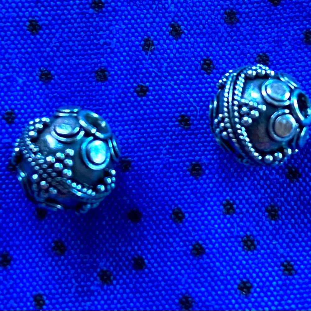 2 NWT Bali sterling silver 8mm beads and 2 bead caps.